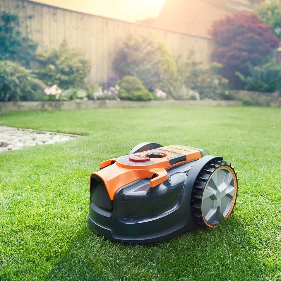 lawnmaster ocumow™ robot tondeuse à gazon vbrm16 avec batterie au lithium mx 24 v 4,0 ah et chargeur rapide. pas besoin de fil de limite, d'application ou de prise... lawnmaster ocumow™ robot tondeuse à gazon vbrm16 avec batterie au lithium mx 24 v 4,0 ah et chargeur rapide. pas besoin de fil de limite, d'application ou de prise...