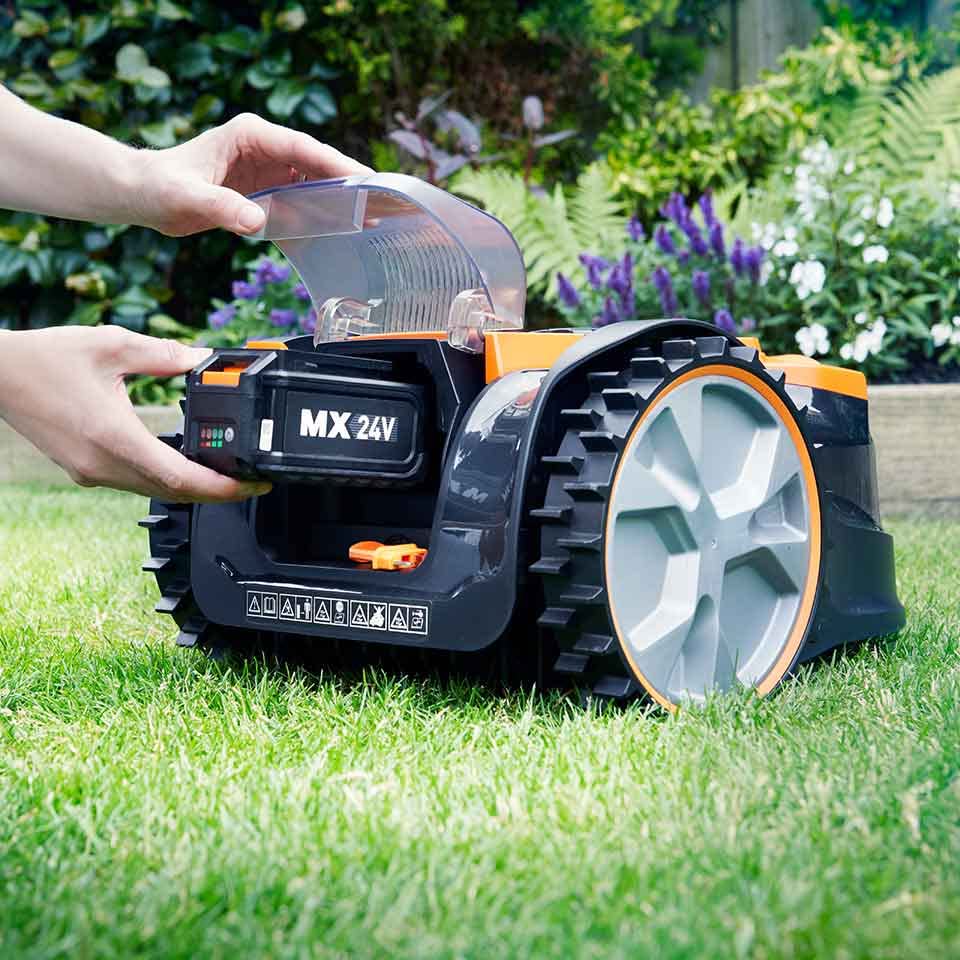 lawnmaster ocumow™ robot tondeuse à gazon vbrm16 avec batterie au lithium mx 24 v 4,0 ah et chargeur rapide. pas besoin de fil de limite, d'application ou de prise... lawnmaster ocumow™ robot tondeuse à gazon vbrm16 avec batterie au lithium mx 24 v 4,0 ah et chargeur rapide. pas besoin de fil de limite, d'application ou de prise...